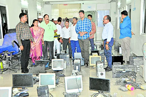 ఎలక్ట్రానిక్‌ వ్యర్ధాలను ప్రభుత్వానికి అందజేయండి  