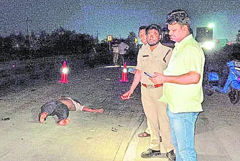 కారు ఢీకొని ఇద్దరు దుర్మరణం 