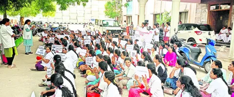 ఉద్యోగ భద్రత కల్పించాలని నిరసన