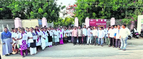 సీహెచ్‌ఓల డిమాండ్లు నెరవేర్చాలి 