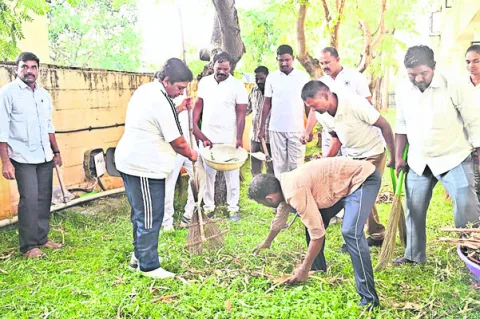 పరిసరాలు శుభ్రంగా ఉంచుకోవాలి 
