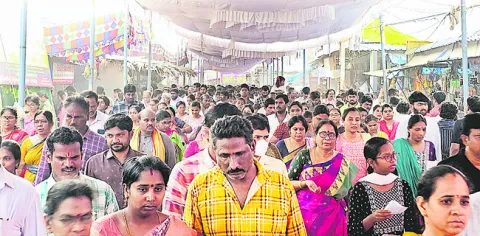 వాడపల్లి వెంకన్న క్షేత్రానికి పోటెత్తిన భక్తులు 