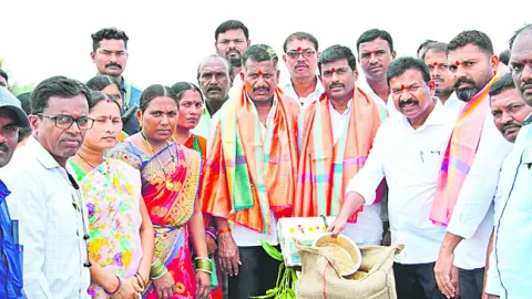 కొనుగోలు కేంద్రాలలో మహిళలకు ప్రాధాన్యం 