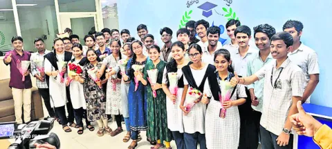 శ్రీవిశ్వ విద్యార్థులకు ఉత్తమ ర్యాంకులు