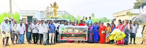 మా భూములిచ్చే ప్రసక్తే లేదు 