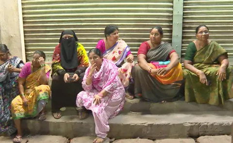 Women Protest In Guntur To Remove Liquor Shop