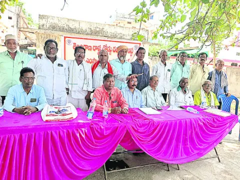 విశ్రాంత ఉద్యోగుల సమస్యలు పరిష్కరించాలి