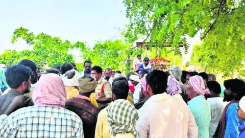 బొప్పాపూర్‌లో పోలీసులకు చేదు అనుభవం 
