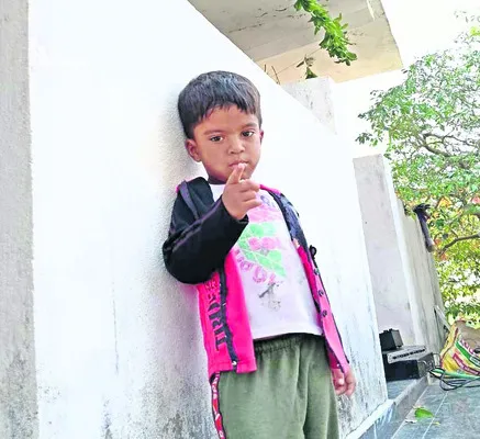 ట్రాక్టర్‌ కింద పడి బాలుడి మృతి 