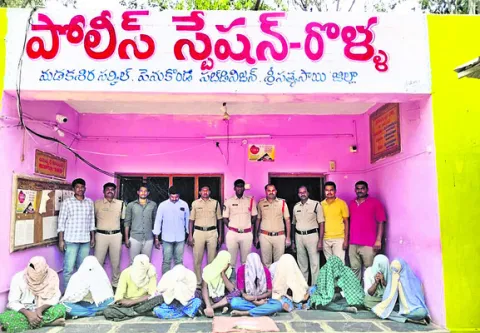 క్షతగాత్రుడి ప్రాణాలు కాపాడిన డీఎస్పీ వెంకటేశులు