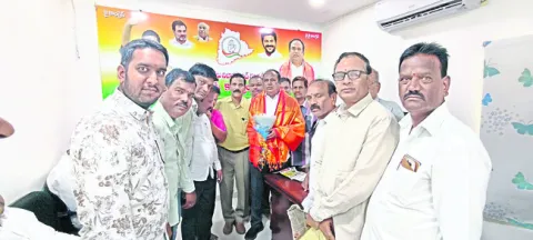 సీసీ రోడ్లు, డ్రైనేజీలు నిర్మించాలని వినతి