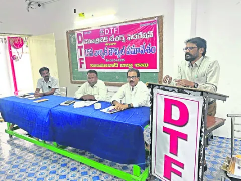 పాఠశాలల కుదింపు ప్రయత్నాలను విరమించుకోవాలి 