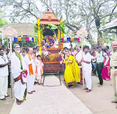 సత్యదేవుని సన్నిధిలో భక్తుల సందడి