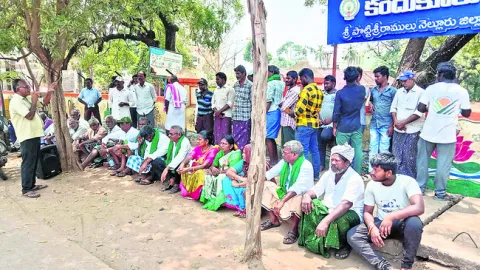 మా భూములిచ్చే ప్రసక్తే లేదు