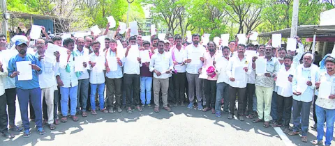 ● కలెక్టరేట్‌ ఎదుట తల్లిదండ్రుల ఆందోళన
