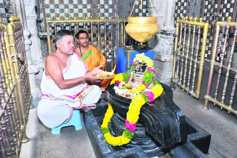 మహాశివుడికి బిల్వార్చన, అభిషేకం