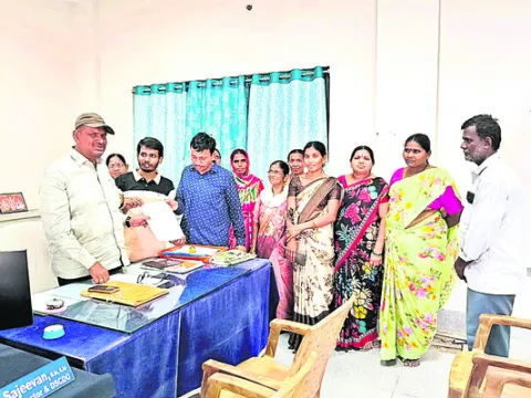 పెండింగ్‌ వేతనాలు చెల్లించాలని వినతి