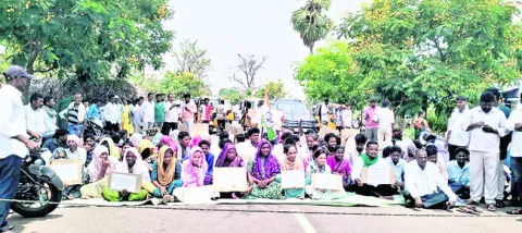 బోరు పూడ్చివేతపై ఆగ్రహం