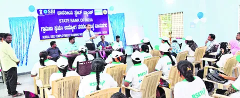 స్వయం ఉపాధి శిక్షణతో ఆర్థిక స్వావలంబన