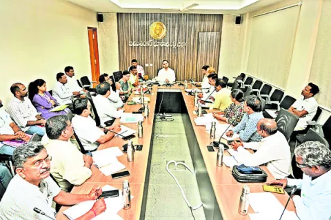గడువులోగా పనులు పూర్తి చేయాలి