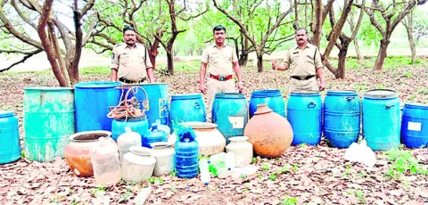 సారా స్థావరాలపై మెరుపు దాడులు 