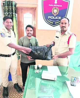 పోగొట్టుకున్న బ్యాగు బాధితుడికి అప్పగింత