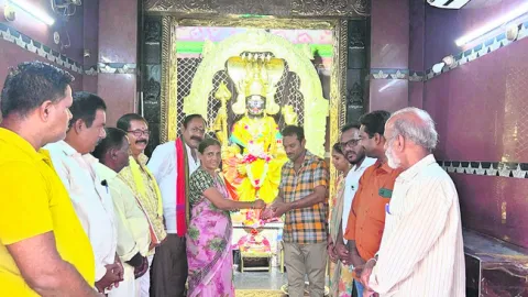 పోగొట్టుకున్న బ్రాస్‌లెట్‌ భక్తుడికి అప్పగింత
