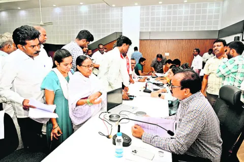 సమస్యల పరిష్కారానికి స్పందించాలి 