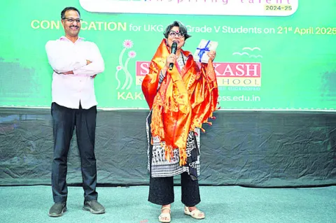 విద్యార్థి జీవితంలో పుస్తకానికి ప్రాధాన్యం 