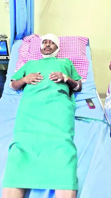 బైక్‌పై వెళ్తున్న వ్యక్తిని అటకాయించి గొడ్డలితో దాడి