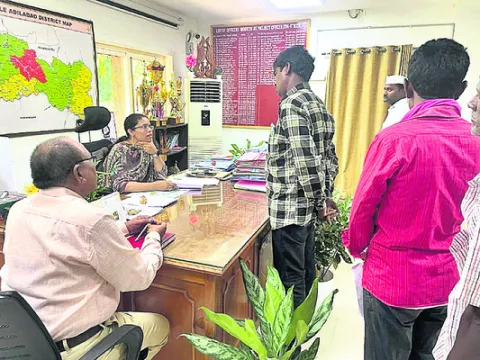 గిరిజనుల సమస్యలు పరిష్కరించాలి