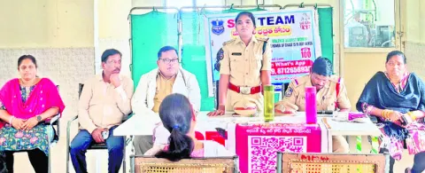 అపరిచితులతో జాగ్రత్తగా ఉండాలి