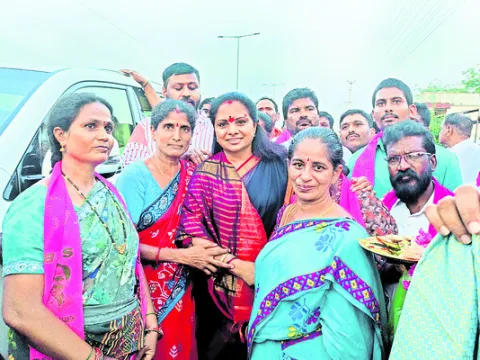 కార్యకర్తలతో ఎమ్మెల్సీ కవిత మాటామంతి