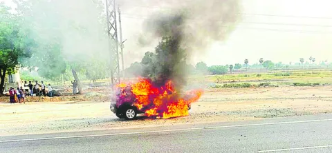 ఇంజన్‌లో షార్ట్‌ సర్క్యూట్‌తో కారు దగ్ధం