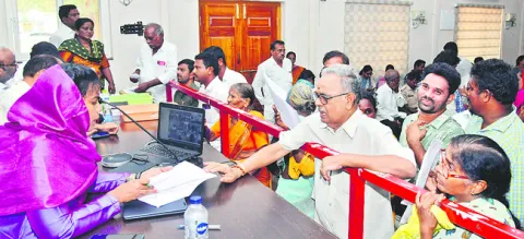 ఆన్‌లైన్‌ అర్జీలను కూడా పరిశీలించాలి