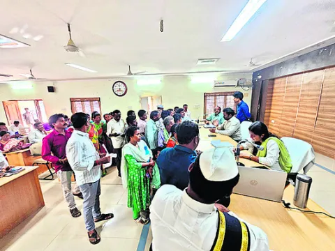 పీజీఆర్‌ఎస్‌కు 65 అర్జీలు 