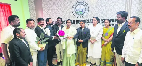 న్యాయవాదులు అందుబాటులో ఉండాలి