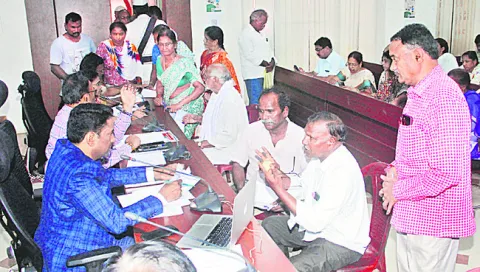 అర్జీల పరిష్కారంలో జాప్యాన్ని సహించం