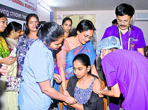 ఆంధ్రా హాస్పిటల్‌లో ఉచిత హెచ్‌పీవీ వ్యాక్సిన్‌ క్యాంప్‌