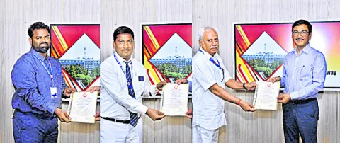ముగ్గురు రైల్వే ఉద్యోగులకు జీఎం సేఫ్టీ అవార్డులు