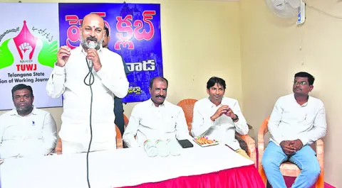 జర్నలిస్టుల పరిస్థితి దుర్భరం