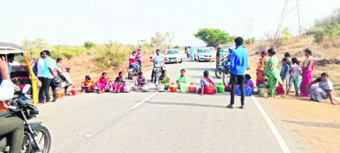 తాగునీటి కోసం ఆందోళన