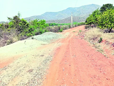 ● రోడ్డు పూర్తిచేయండి ప్లీజ్‌..! 