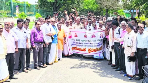 జంధ్యం తొలగింపుపై ధర్నా 