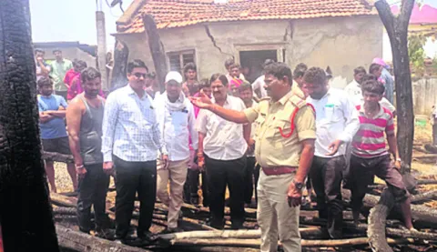 షార్ట్‌సర్క్యూట్‌తో  మూడిళ్లు దగ్ధం