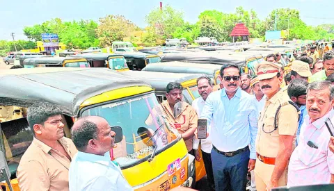 గిరివలయం రోడ్డులో ఆక్రమణలు తొలగించాలి 