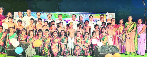 విద్యార్థులు అన్ని రంగాల్లో రాణించాలి