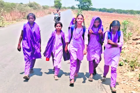 చదవాలంటే ఎండకు నడవాల్సిందే! 