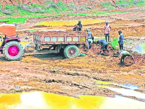 మంత్రి ఇలాకాలో మట్టిమాఫియా