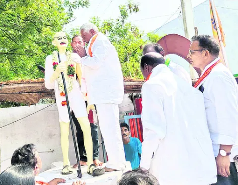 కాంగ్రెస్‌ కార్యకర్తల   కాళ్లలో కట్టె పెడుతున్నరు..
